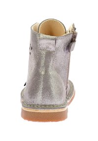 Stivaletto per bambini in argento metallico con zip laterale, suola cucita e morbida fodera interna color cammello, visto da dietro.