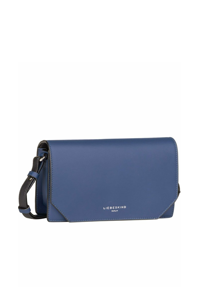 Blaue Leder-Umhängetasche mit einem umklappbaren Deckel, kontrastierendem schwarzen Schultergurt und silbernen Logodetails. Glatte Textur mit schräg geschnittenen Kanten.