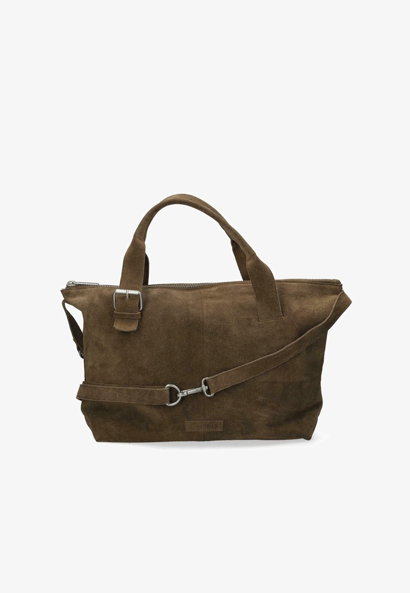 Bruine suède tote bag met twee korte handvatten en een afneembare schouderband. Voorzien van een ritsluiting en een platte voorzak.