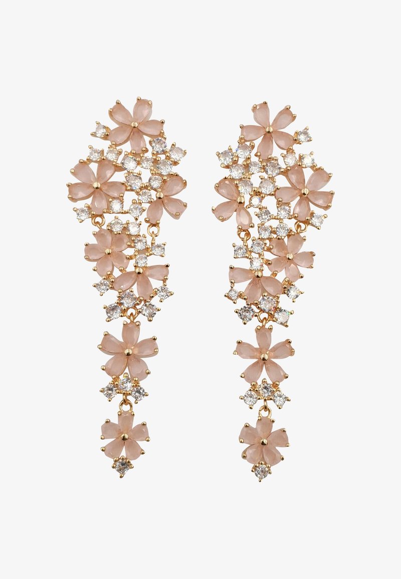Boucles d'oreilles dorées avec des motifs floraux roses et des accents en cristal transparent. Les fleurs sont superposées et ornées de pierres étincelantes.