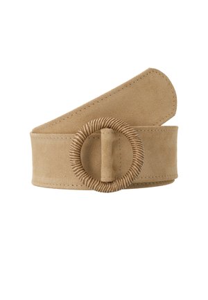 Brede beige suède riem met een gestructureerde ronde gesp en zichtbare stiksels, plat gelegd op een witte achtergrond.