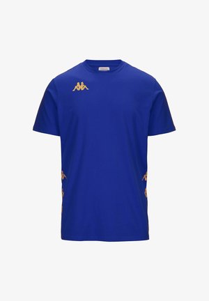 T-shirt blu reale in cotone con scollo rotondo. Presenta un logo Kappa dorato sul petto e loghi aggiuntivi lungo i lati.