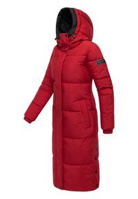 Rød lang pufferjakke med hætte, der har en lynlåslukning foran, elastiske manchetter og et tekstureret paneldesign. Inkluderer sidelommer og logo accent.