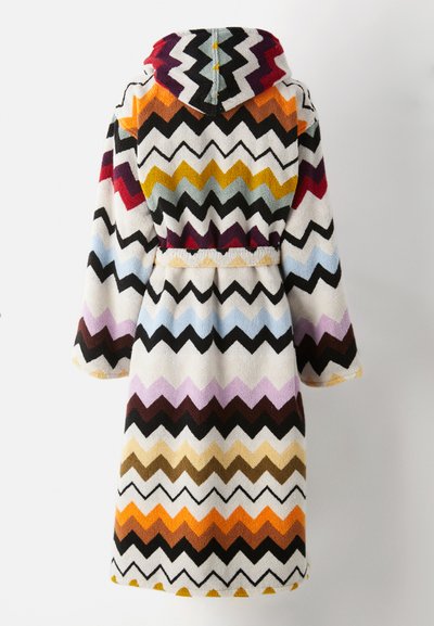 Μάλλινη ρόμπα με κουκούλα σε απαλό τερέν ύφασμα, με σχέδιο ζιγκ-ζαγκ σε διάφορα χρώματα όπως μαύρο, λευκό, πορτοκαλί και μωβ.