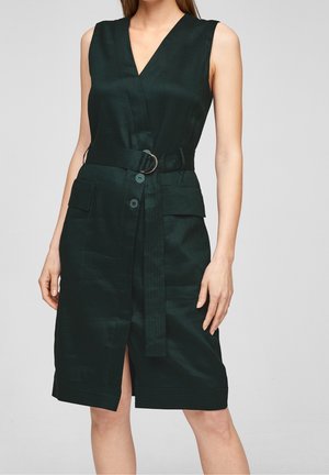 Sort ærmeløs midikjole med V-hals, to forlommer med klap, knaplukning og et matchende bælte med metalring spænde.