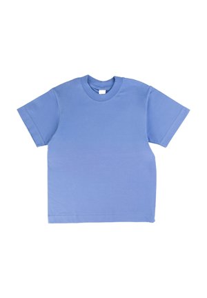 Gładki niebieski bawełniany T-shirt z krótkim rękawem i okrągłym dekoltem, ułożony na płasko na białym tle.