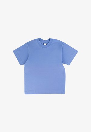 Gładki niebieski bawełniany T-shirt z krótkim rękawem i okrągłym dekoltem, ułożony na płasko na białym tle.