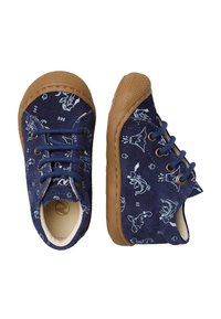 Marinblå mockaskor med bruna gummisulor, med snördesign och lekfulla vita mönster, inklusive djur och former.