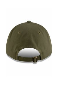 Gorra de béisbol verde oliva con un visor curvado, tela texturizada y una correa ajustable en la parte de atrás, con agujeros de ventilación.