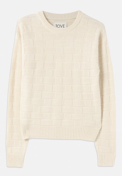 Pull en crème avec un motif en tissage de panier texturé, col rond et poignets côtelés ; fabriqué à partir d'un matériau en tricot doux.