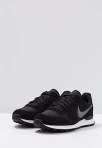 Nike Sportswear INTERNATIONALIST - Športni copati - black/dark grey