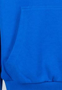 Blå sweatshirt med en stor lomme foran, ribbet kant og glat tekstur. Syningens detaljer langs sømmene er synlige.