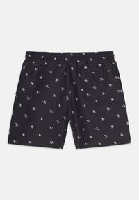 Μαύροι σορτς με ελαστική μέση, διακοσμημένοι με λευκό μοτίβο "cK" διάσπαρτο και μία πίσω τσέπη στη δεξιά πλευρά.