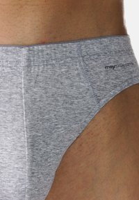 Grå bomullsboxershorts med en slät textur, elastisk midja och diskret branding. Har en klassisk skärning med minimal sömnad.