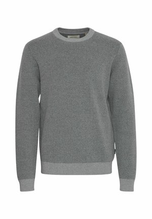 Pelēks adīts džemperis ar apaļu kakla izgriezumu, garām piedurknēm un ribotiem piedurknēm. Raksturīga struktūrizēta auduma un smalka raksta klātbūtne visā džemperī.