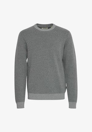 Maglione grigio a maglia con scollatura tonda, maniche lunghe e polsini a costine. Presenta un tessuto strutturato e un motivo sottile in tutto il capo.