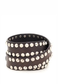 Cintura nera in pelle con borchie metalliche argento, dal design a doppio avvolgimento e dettagli a punta, che conferisce un aspetto testurizzato.