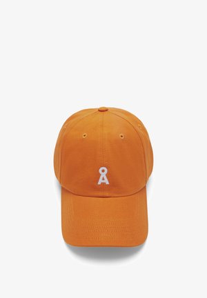 Oranje katoenen baseballpet met een gebogen rand, voorzien van een wit geborduurd logo. Inclusief ventilatiegaatjes op de kroon.