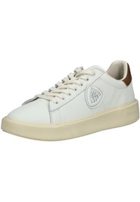 Weiße Ledersneaker mit strukturierten Sohlen, cremfarbiger Außensohle, ziegelfarbenem Akzent an der Ferse und einem dekorativen Logopatch an der Seite.