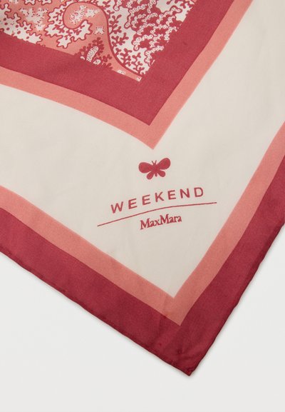 Γωνία μαντήλι με ροζ και βουργουνδί περιγράμματα, κοραλλί λουλουδάτο σχέδιο, εικονίδιο πεταλούδας και κείμενο "WEEKEND MaxMara" σε κρεμ φόντο.