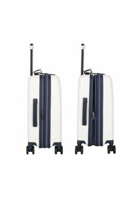Maleta rígida blanca con detalles en azul marino. Cuenta con doble cremallera, un asa retráctil y cuatro ruedas para una fácil movilidad.