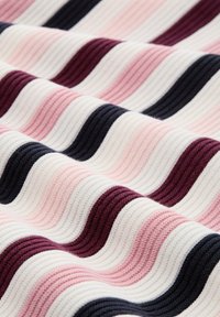 Zachte ribstof met horizontale strepen in wit, roze, bordeauxrood en marineblauw, die textuur en zachte plooien toont.