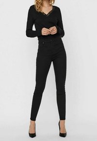 Vero Moda Vaqueros pitillo - black