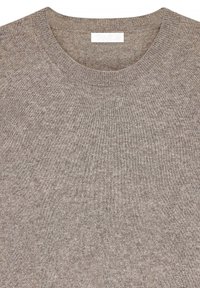Pull beige à col rond avec col côtelé, tissu en maille douce, et une étiquette de marque blanche à l'intérieur du col.