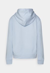 Sudadera azul claro con una textura de algodón suave, presenta una capucha con cordones, puños acanalados y un corte relajado. Diseño simple sin patrones.
