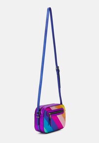 Borsa a tracolla realizzata in materiale sintetico testurizzato, caratterizzata da audaci strisce diagonali in viola, rosa, blu e giallo con una tasca anteriore con zip.