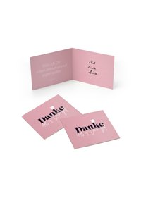 Rózsaszín hajtogatott üdvözlőlap, domború szöveggel. Elülső oldalán vastag fekete betűkkel "Danke" olvasható, dekoratív fehér elemekkel díszítve. A belső szöveg lehetőséget ad személyes üzenetek írására.