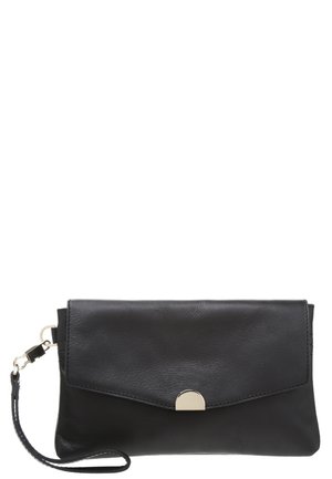 Pochette bracelet en cuir noir avec fermeture à rabat, fermoir en métal doré et bracelet amovible sur le côté gauche.