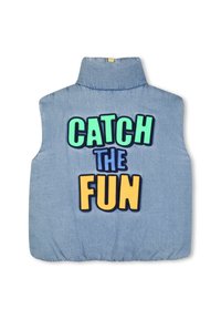 Τζιν γιλέκο με ψηλό γιακά. Διαθέτει μεγάλο πολύχρωμο κείμενο "CATCH THE FUN" στην πλάτη. Μαλακή υφή και casual σχεδιασμός.