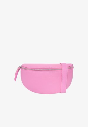 Sac besace en cuir rose avec une finition texturée, forme courbée, fermeture éclair et bandoulière ajustable, porté à l'épaule.