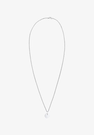 Sølvhalskæde med en fin, tvistet kæde og et lille rundt vedhæng. Vedhænget har en glat overflade og et minimalistisk design.