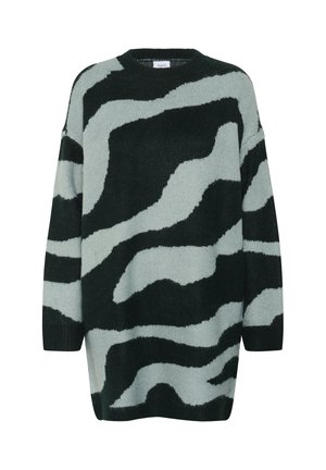 Överdimensionerad stickad tröja i mörkgrön och ljusgrå med zebra-randigt mönster, med rund halsringning och nedhasade axlar.