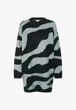 Pārmērīgi liela adīta džemperis tumši zaļā un gaiši pelēkā krāsā ar zebras svītru rakstu, ar apaļu dekoltē un nolaižamām plecu šuvēm.