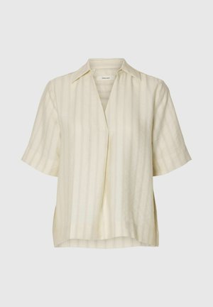 Cremefarbene Kurzarmbluse mit dünnen vertikalen Streifen, offenem Kragen und einem lockeren Schnitt, präsentiert vor einem schlichten hellen Hintergrund.