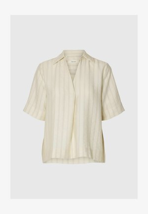 Cremefarbene Kurzarmbluse mit dünnen vertikalen Streifen, offenem Kragen und einem lockeren Schnitt, präsentiert vor einem schlichten hellen Hintergrund.