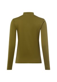 Maglione a collo alto verde oliva con maniche lunghe visto da dietro su uno sfondo bianco.