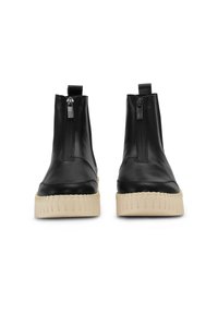 Czarne botki za kostkę z sztucznej skóry z zamek błyskawicznym, wyposażone w fakturowaną kremową podeszwę platformową i przeszycia.