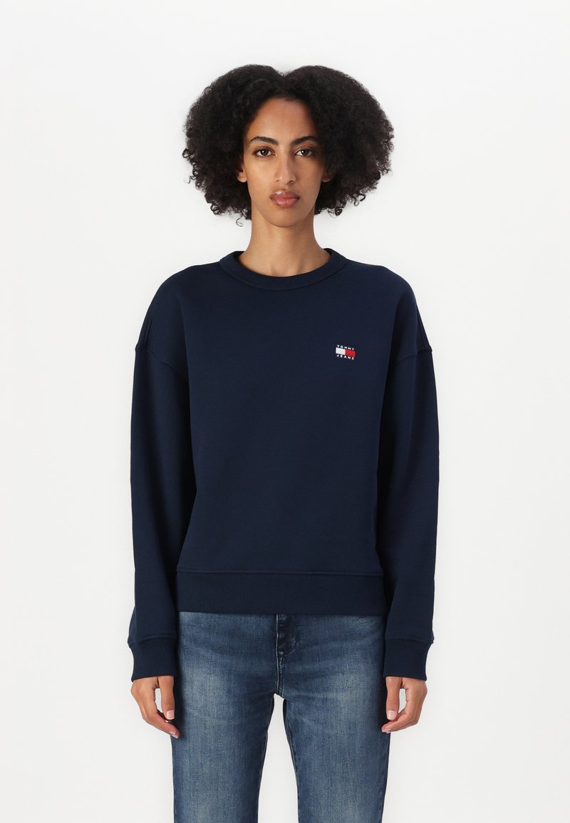 Felpa blu navy in misto cotone, con collo a giro e polsini a costine. Piccolo logo ricamato sul petto. Tessuto morbido, vestibilità rilassata.