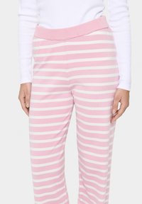 Gestreepte loungebroek met een zachte roze en witte kleurenschema. Zachte stof met een brede elastische tailleband en een recht model.