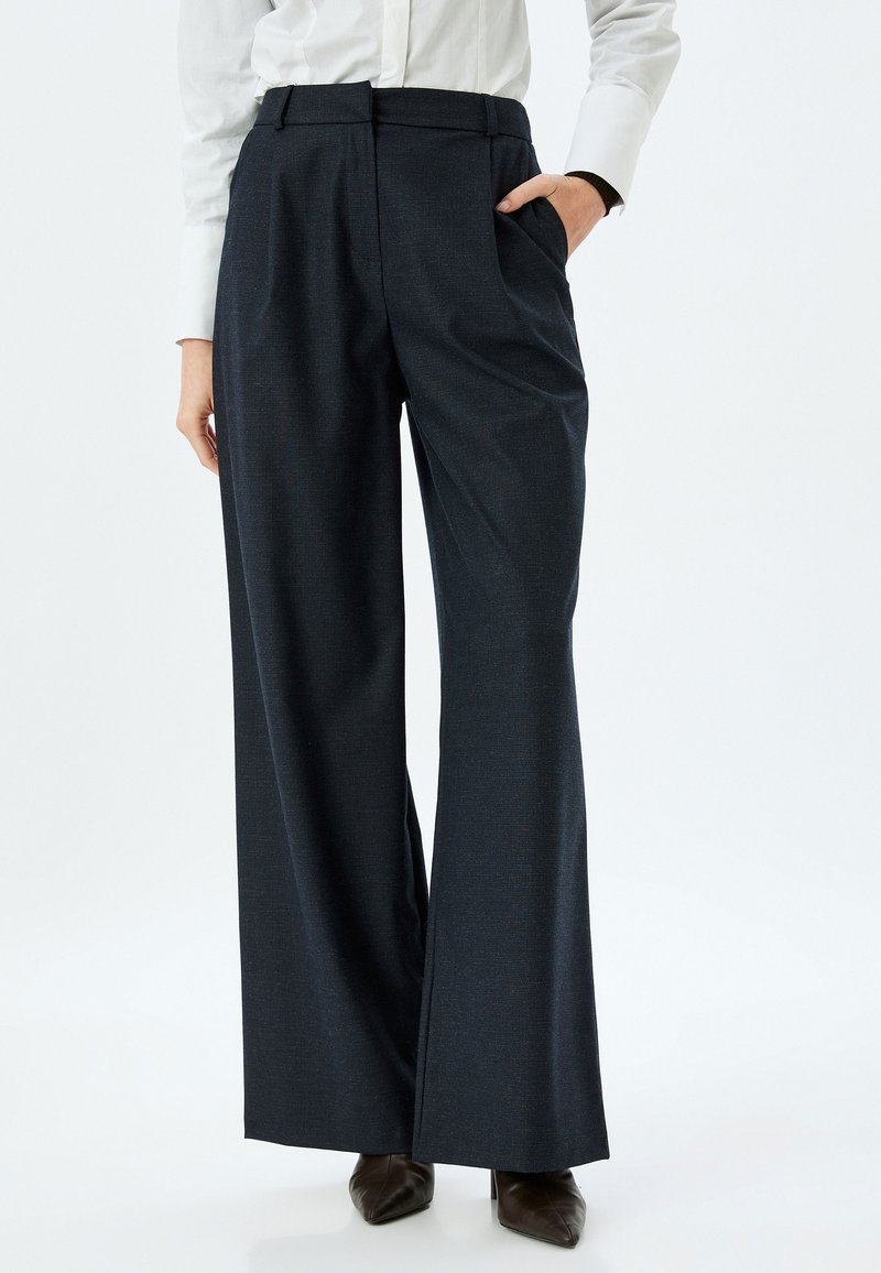 Wijde broek in donkerblauw stoffen met een subtiele textuur, met een hoge taille, voortassen en een losse pasvorm.