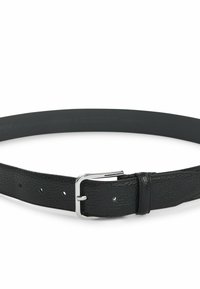 Zwarte gestructureerde leren riem met een zilveren rechthoekige gesp en meerdere verstelgaten op een witte achtergrond.