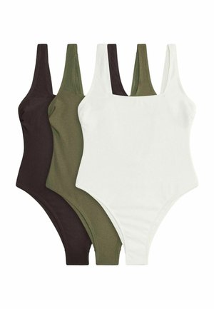 Trei maieuri cu reie, în negru, verde măsliniu și alb, aranjate suprapuse pe un fundal alb.