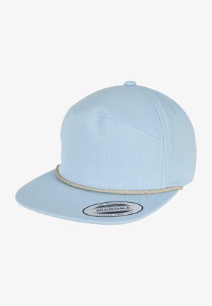 Casquette bleu clair en tissu texturé, avec un visière plate et un bandeau d'accent multicolore autour de la base. Sangle ajustable à l'arrière.