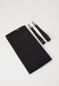 Zwarte stoffen pouch met een gladde textuur, afgeronde randen en een ritssluiting. Inclusief twee zwarte banden met metalen clips.