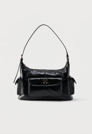 Černá kožená kabelka přes rameno s předním kapsovým klopou, dvěma bočními kapsami a jedním zakřiveným popruhem na jednobarevném bílém pozadí.