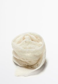 Écharpe blanche légère et douce en design boucle, fabriquée en tissu texturé avec une apparence légèrement duveteuse. Aucuns motifs ou éléments métalliques visibles.